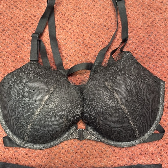 Victoria secrets bra set - Picture 3 of 6